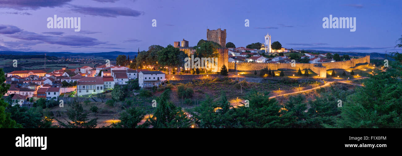 Tras-os-Montes, Bragança Schloss, Kirche und die Stadtmauern in der Abenddämmerung Stockfoto