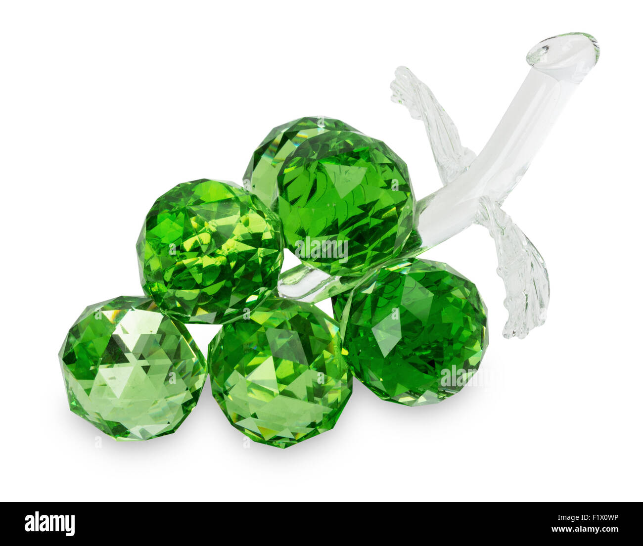 dekoratives Glas grüne Trauben auf dem weißen Hintergrund isoliert. Stockfoto