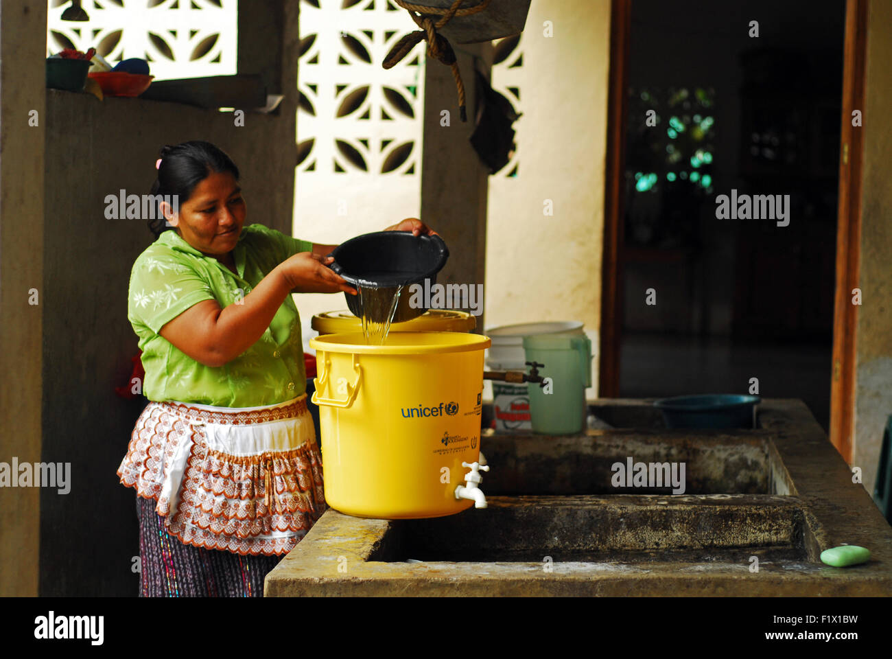 Guatemala, Retalhuleu, Mutter (Sandra Elizabeth Perez 35 Jahre) Wasser Chlor Prozess vorbereiten Stockfoto