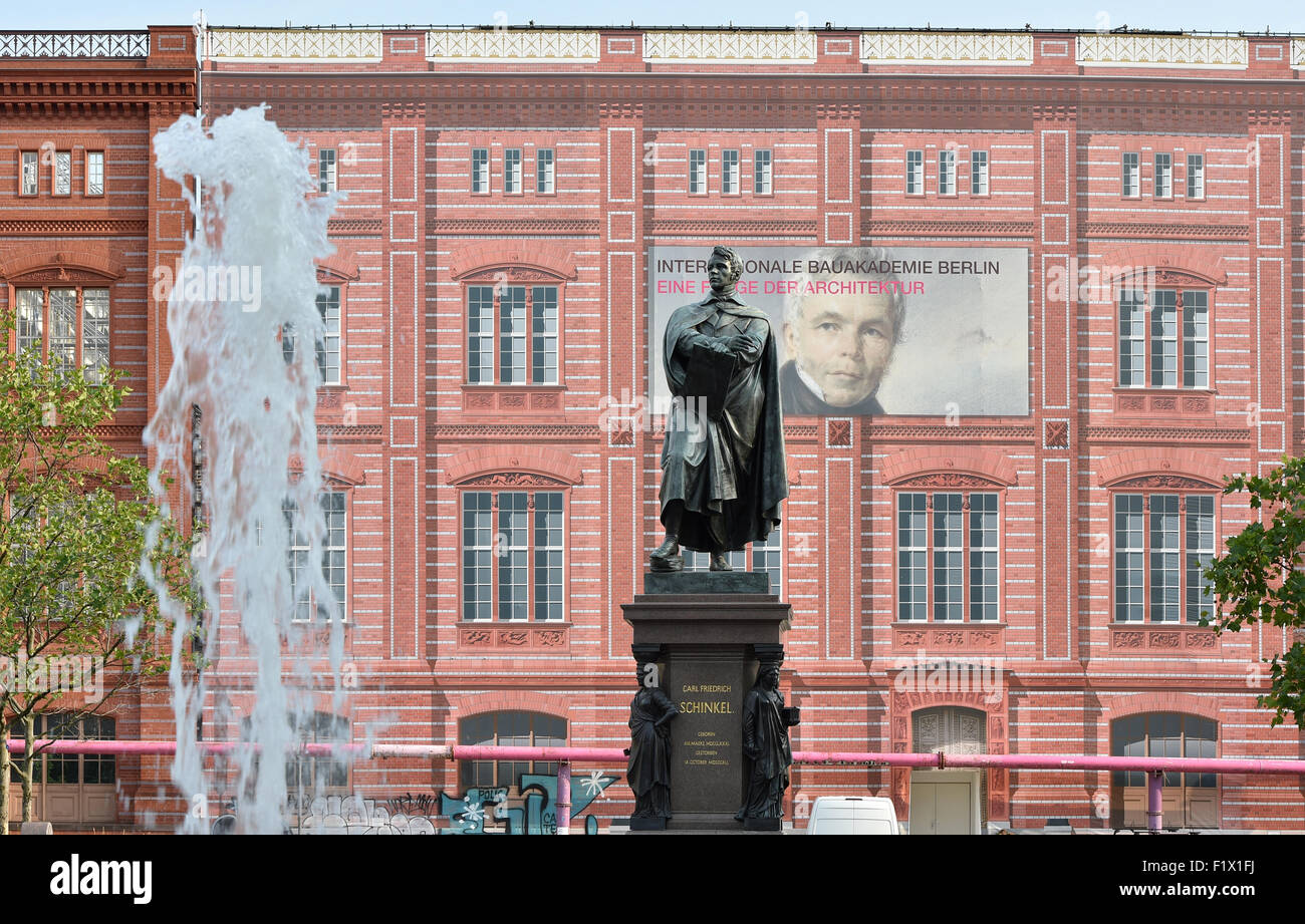 Berlin, Deutschland. 18. August 2015. Das Carl Friedrich Schinkel-Denkmal auf dem Schinkelplatz vor der Fassade der Bauakademie (Bauakademie) Schinkel in Berlin, Deutschland, 18. August 2015. Foto: Jens Kalaene/Dpa/Alamy Live News Stockfoto