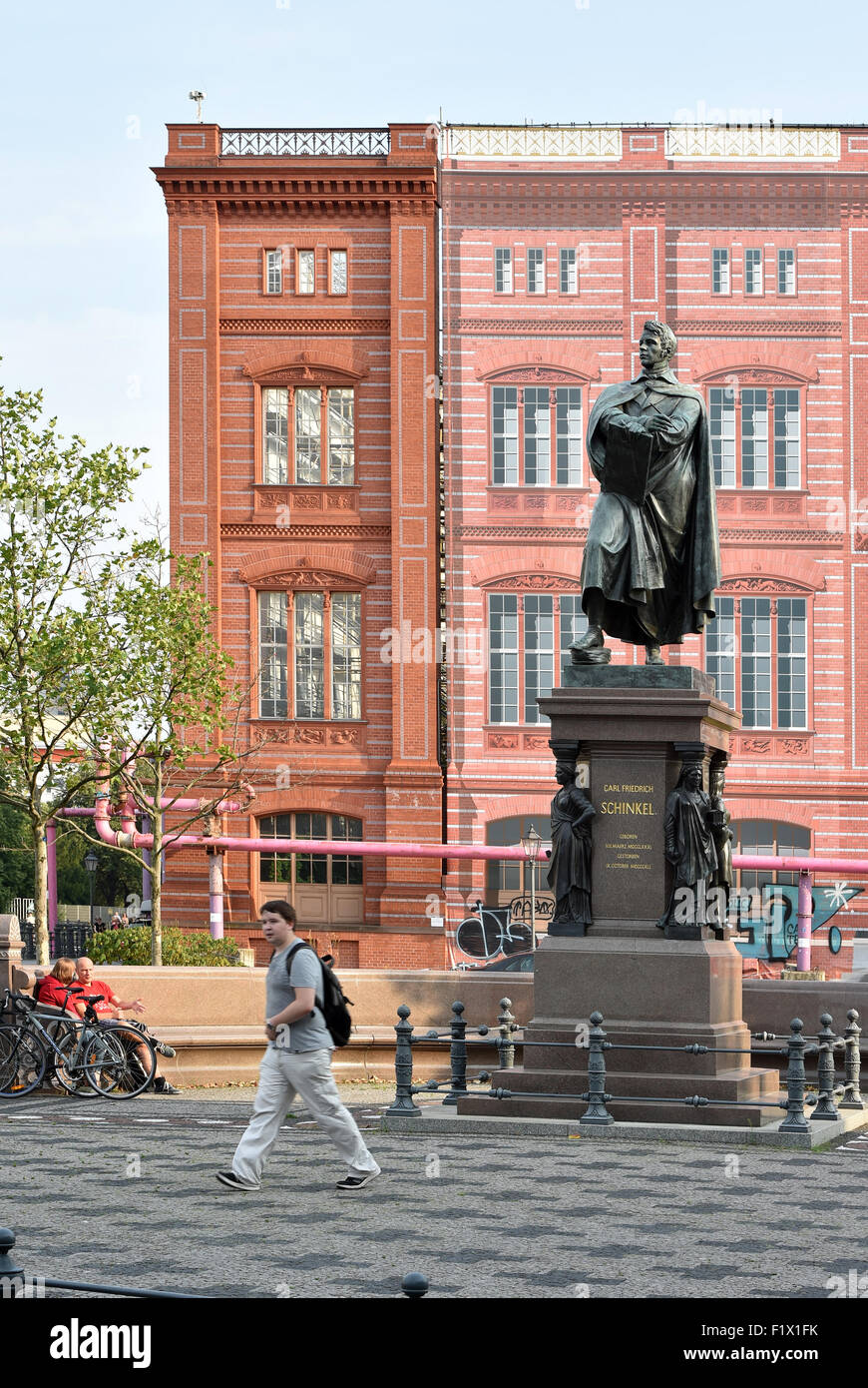 Berlin, Deutschland. 18. August 2015. Das Denkmal von Carl Friedrich Schinkel auf dem Schinkelplatz vor der Fassade der Bauakademie (Bauakademie) Schinkel in Berlin, Deutschland, 18. August 2015. Foto: Jens Kalaene/Dpa/Alamy Live News Stockfoto