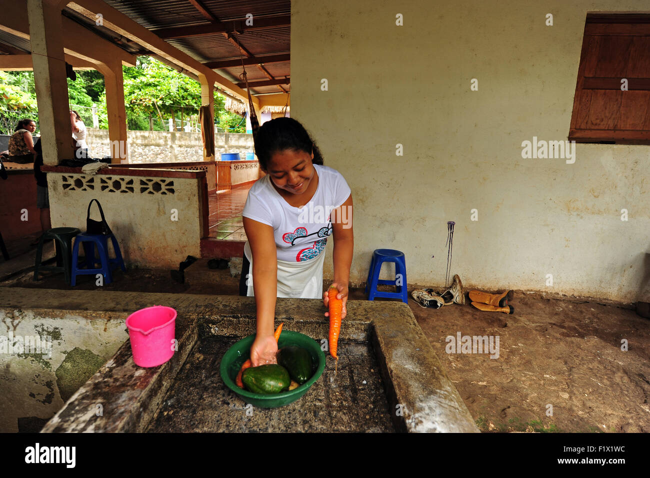 Guatemala, Retalhuleu, Mutter (Magdalena Beatriz Soto Duenas 30 Jahre) kochen Gemüse Stockfoto