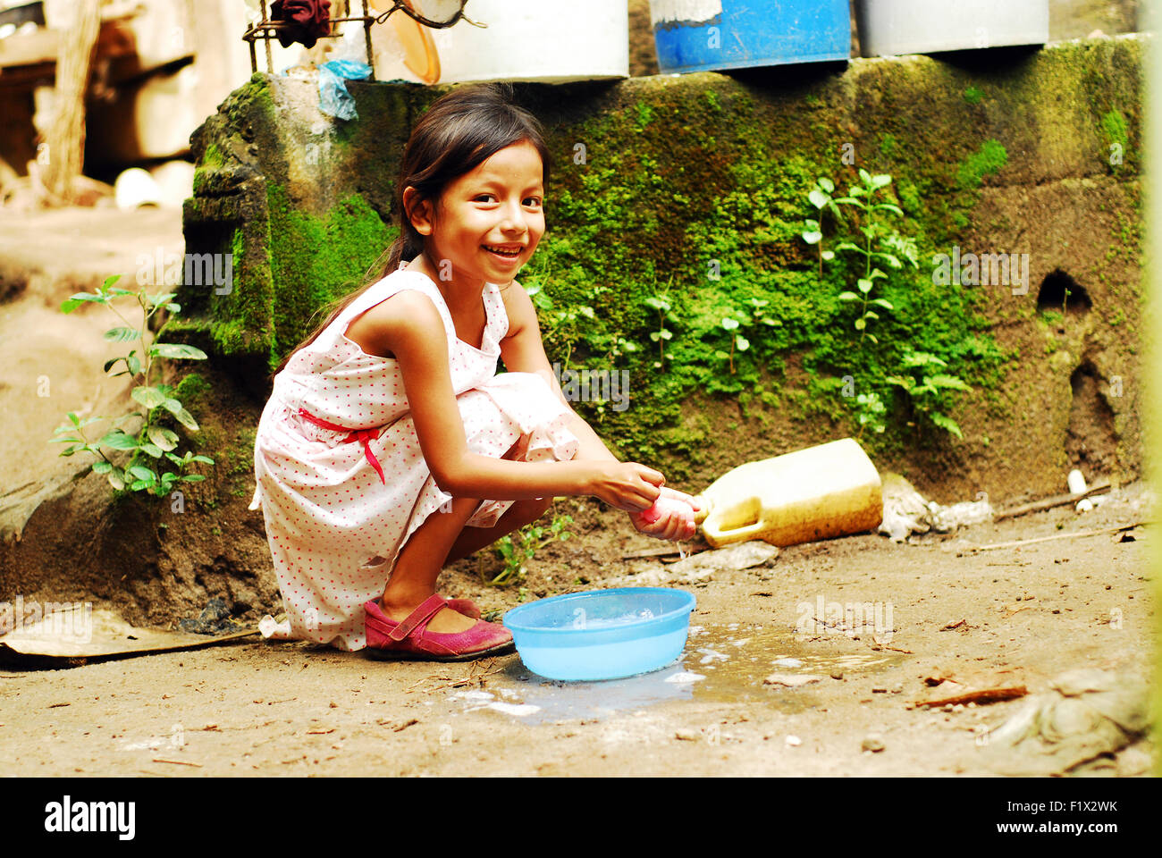 Guatemala, Retalhuleu, Mädchen (Estefani Adriana Duenas Lopez 6 Jahre) Hände waschen Stockfoto