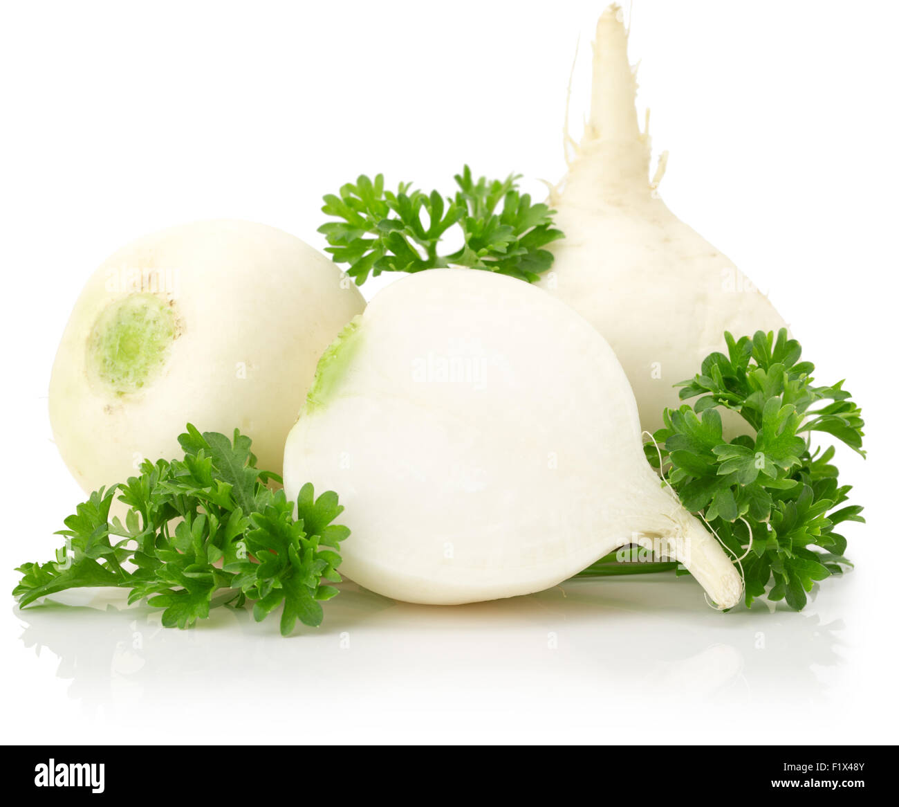 weißer Rettich mit Petersilie isoliert auf einem weißen Hintergrund. Stockfoto