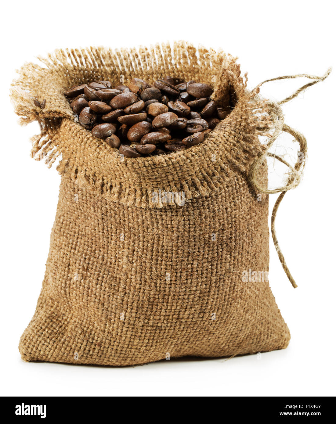 Tasche mit Kaffeebohnen isoliert auf weißem Hintergrund. Stockfoto