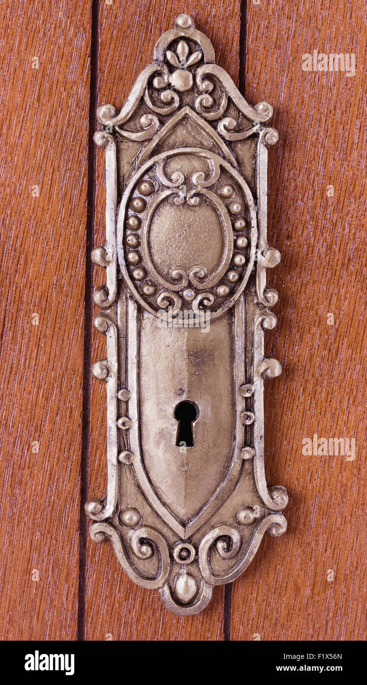 Schlüsselloch mit Ornament auf Holztür. Stockfoto