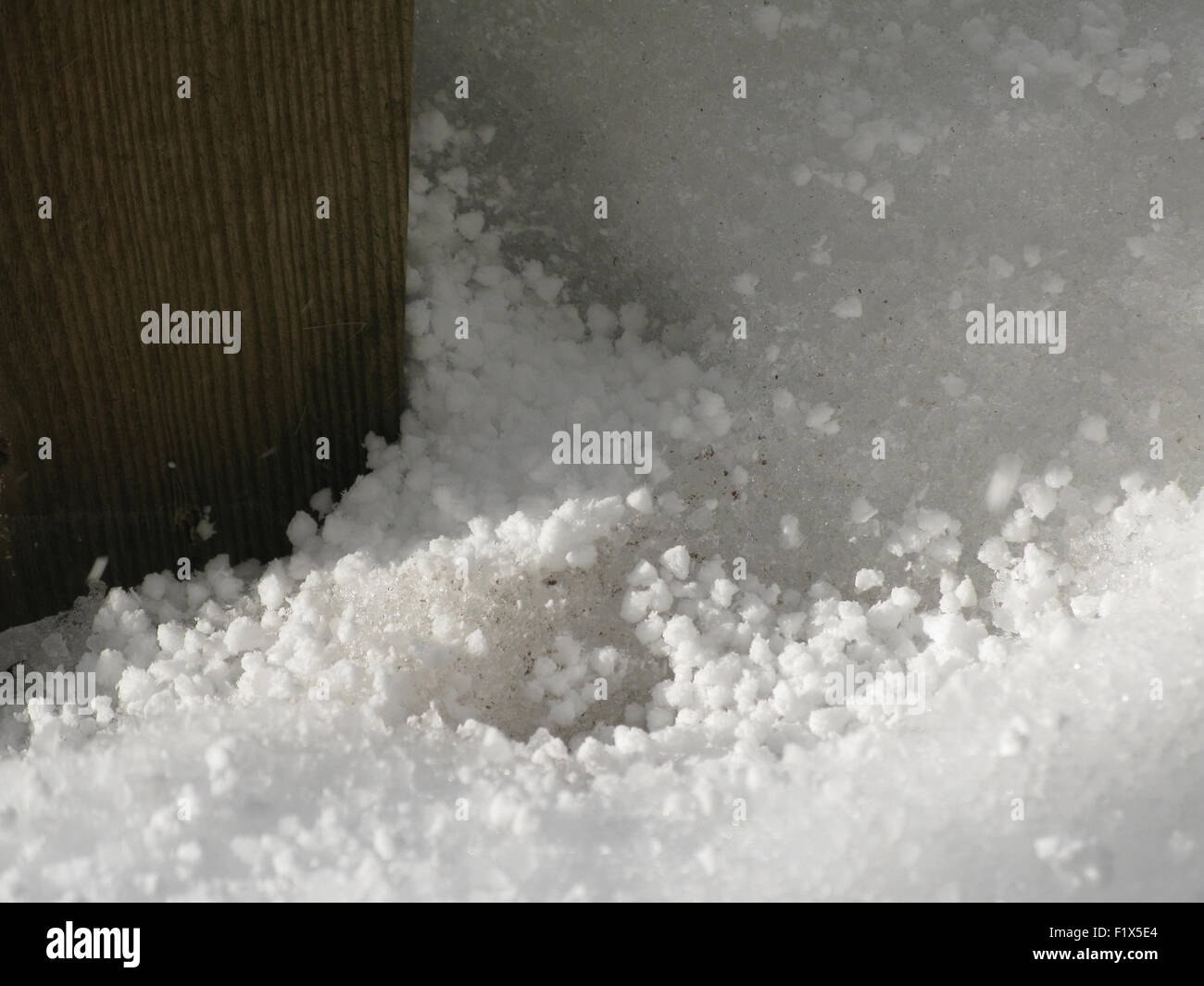 Fällung mit kleinen eisigen Hagel Kugeln Closeup. Stockfoto