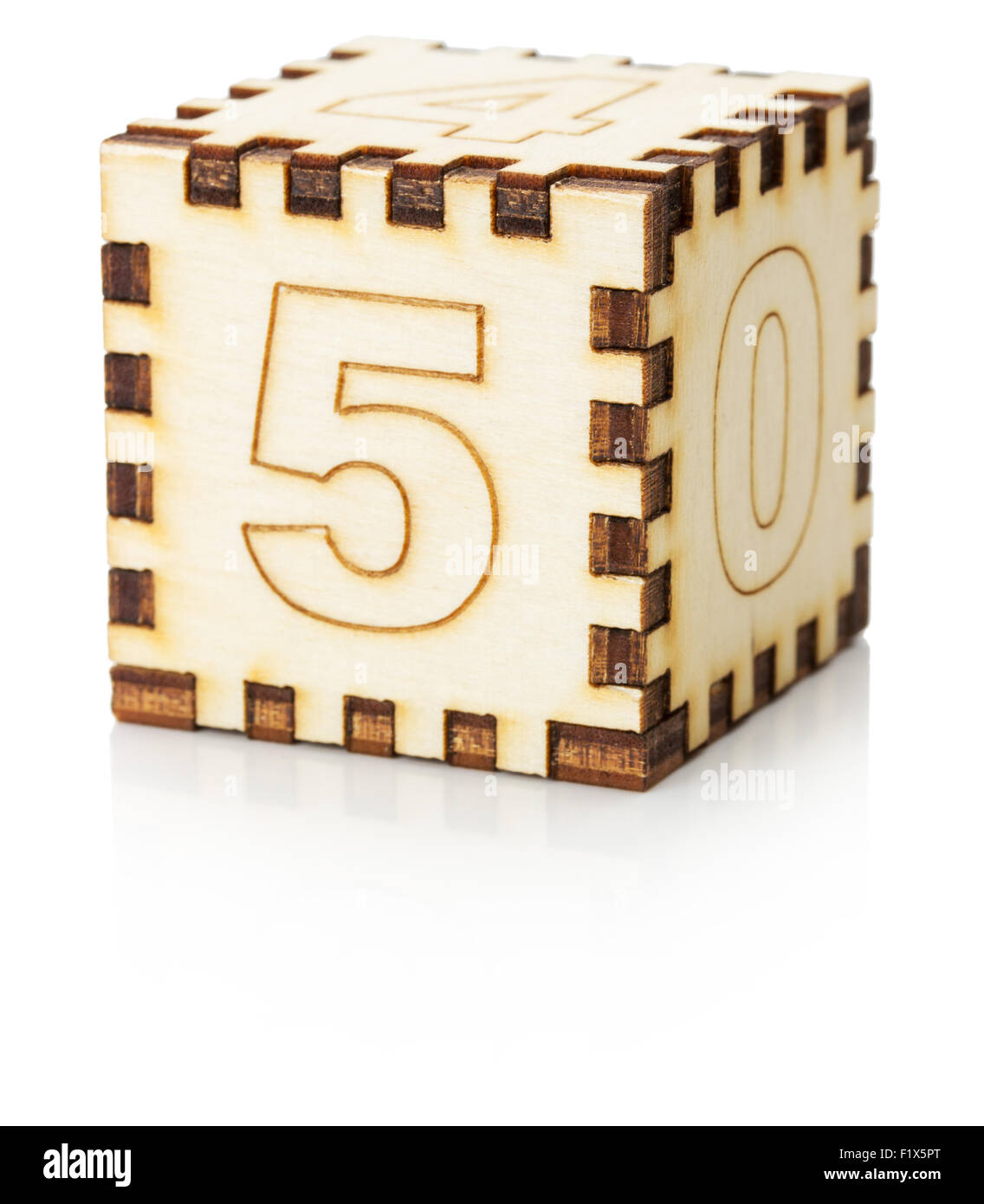 Holzspielzeug-Cube auf dem weißen Hintergrund isoliert. Stockfoto