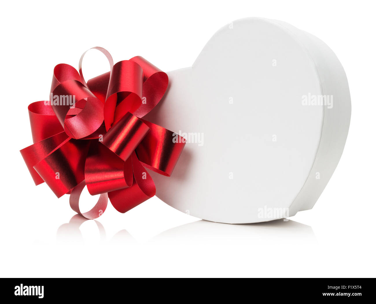 herzförmige Geschenkbox mit roter Schleife. Stockfoto