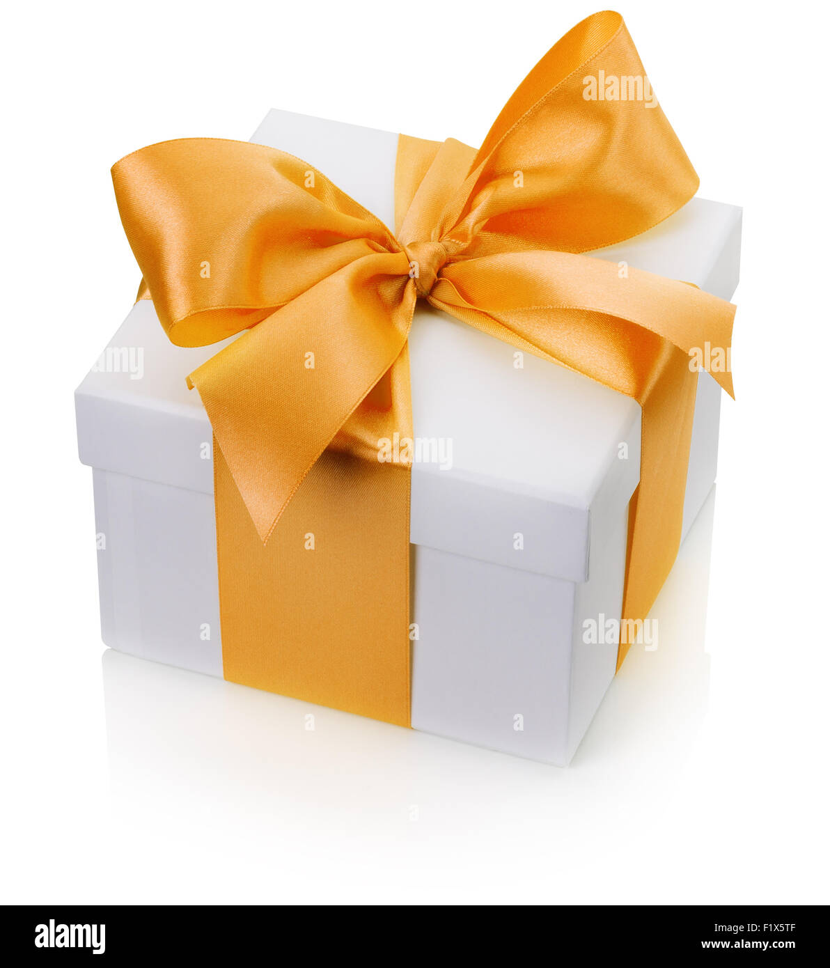 Geschenkbox mit gelben Bogen auf dem weißen Hintergrund isoliert. Stockfoto