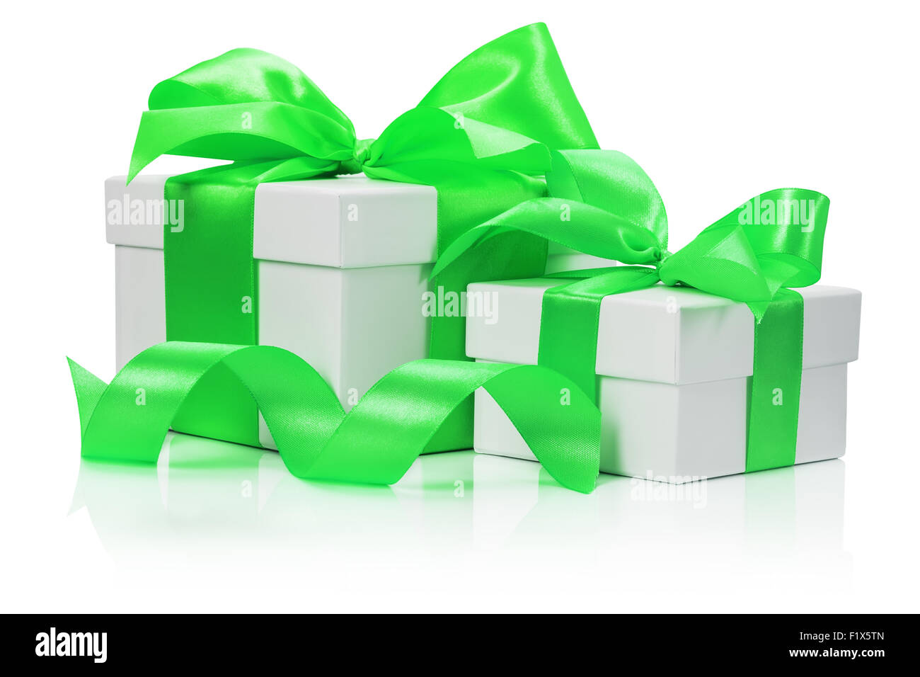 Geschenk-Boxen mit grünen Bogen auf dem weißen Hintergrund isoliert. Stockfoto