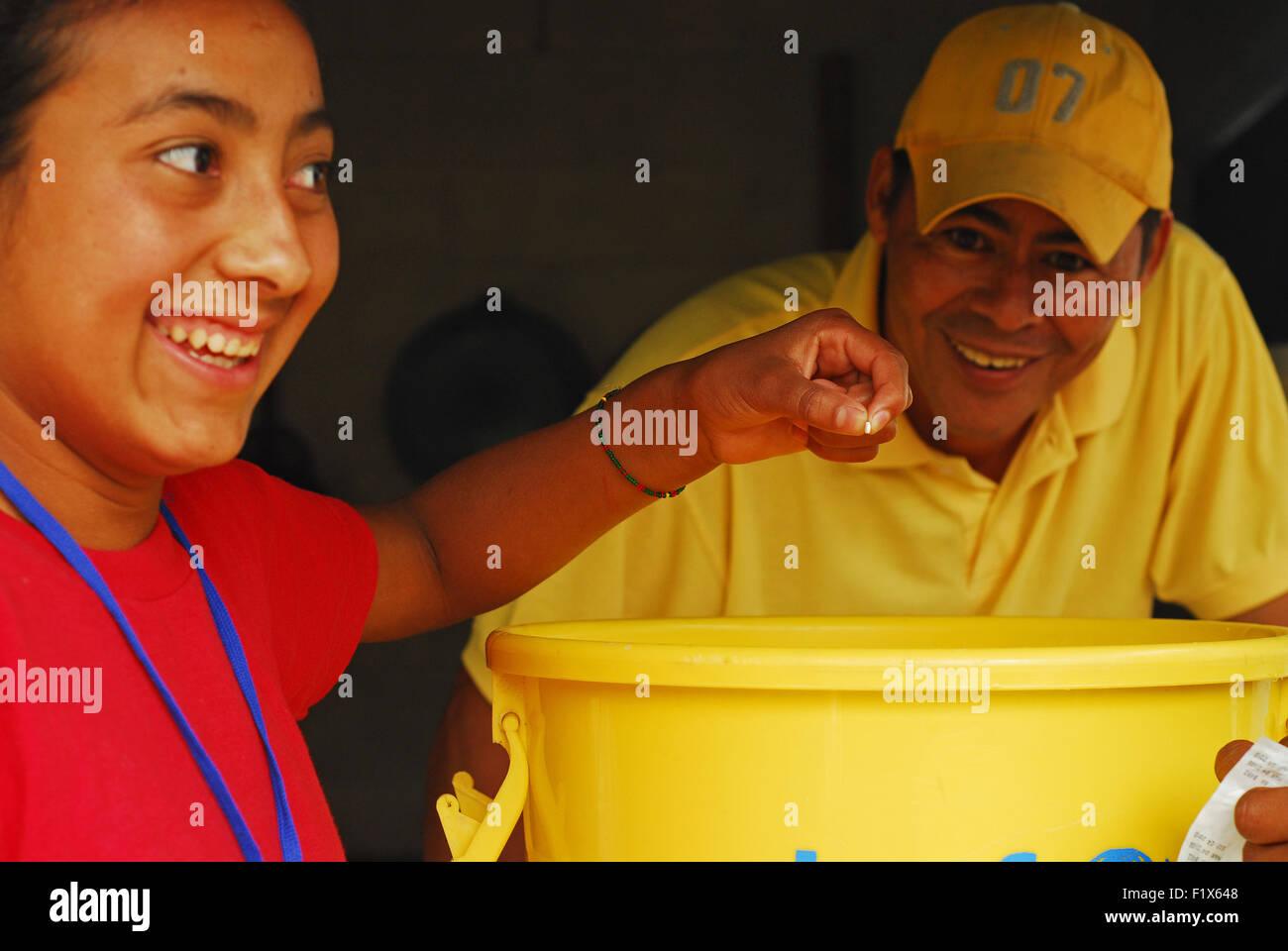 Guatemala, Salama, Lehrer mit Chlor-Tabletten zur Wasserreinigung mit Hilfe von Kindern ((Leonel Rivera Leal 42, Karla Arcely Guzman 14, Nelson Noe Reyes Hernandez 12 Jahre) Stockfoto