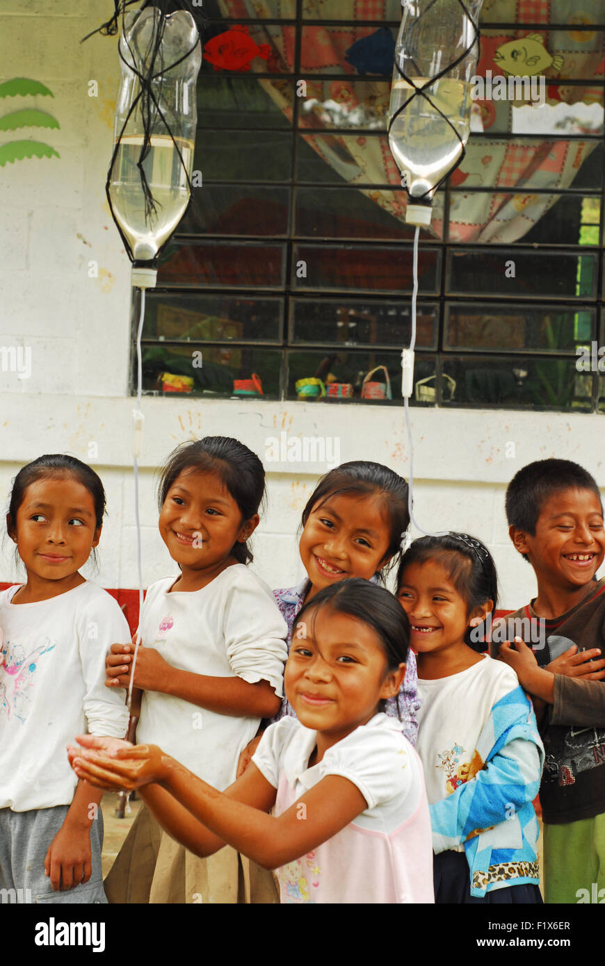Guatemala, Salama, Schulmädchen Händewaschen (Zoila Damaris Salvador Vasquez 8 Jahre) Stockfoto