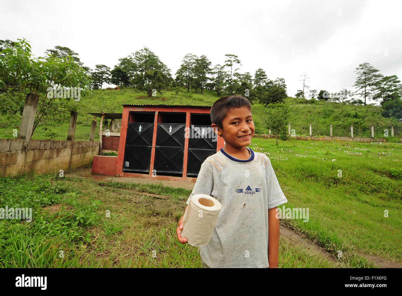 Guatemala, Salama, junge gonna Latrine mit Toilettenpapier (Heimut Orlando Enriquez Ramon 8 Jahre) Stockfoto