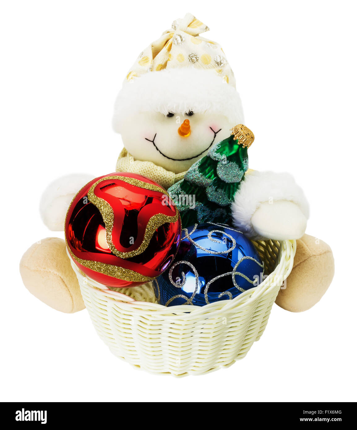 Schneemann-Spielzeug mit Weihnachtskugeln auf dem weißen Hintergrund isoliert. Stockfoto
