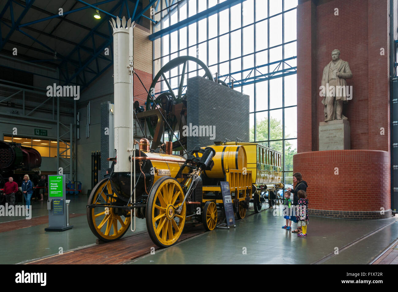 Replik, Teil geschnitten, Stephensons Rocket Lokomotive an das National Railway Museum, York City, Yorkshire, England, UK Stockfoto