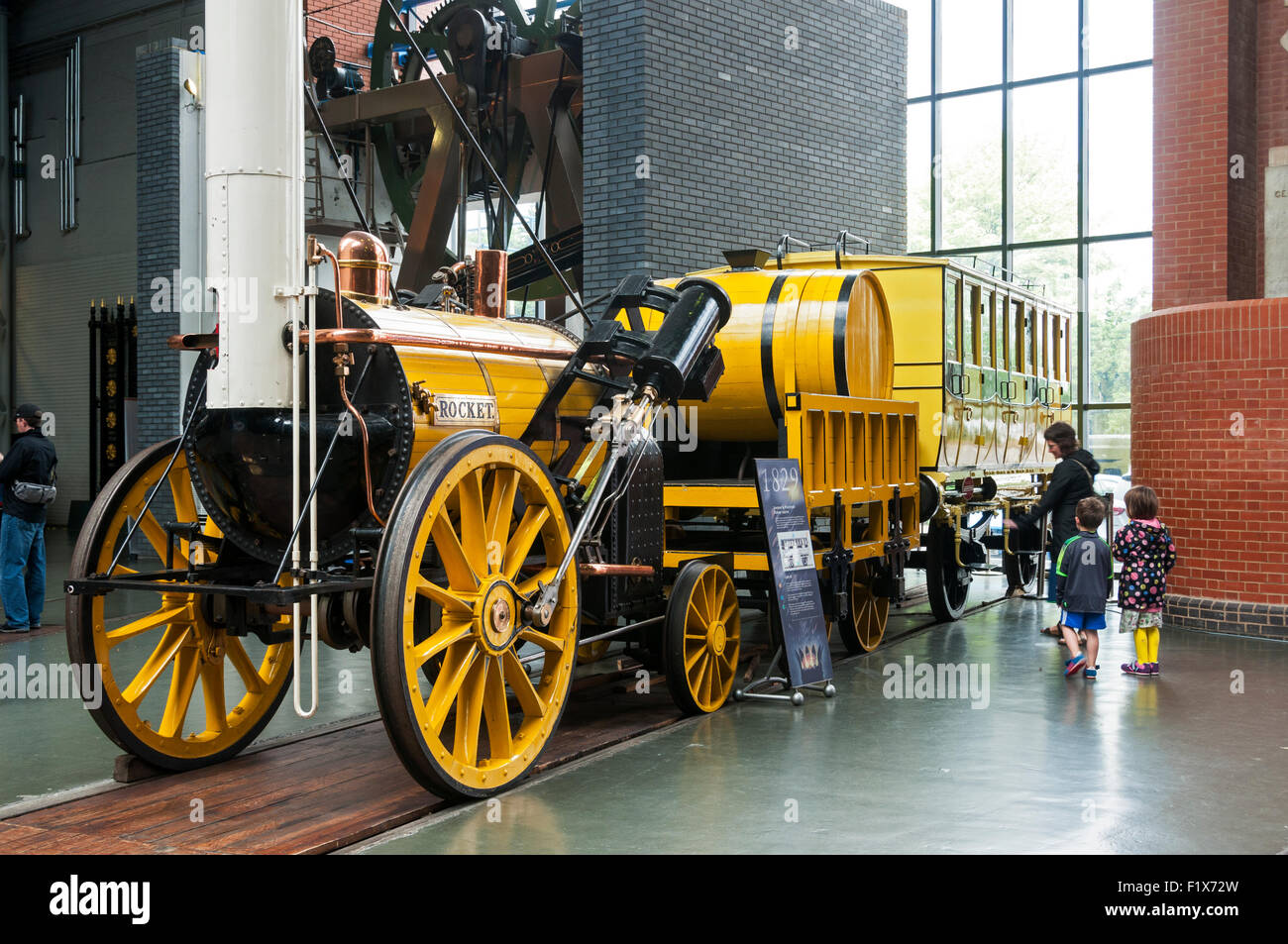 Replik, Teil geschnitten, Stephensons Rocket Lokomotive an das National Railway Museum, York City, Yorkshire, England, UK Stockfoto