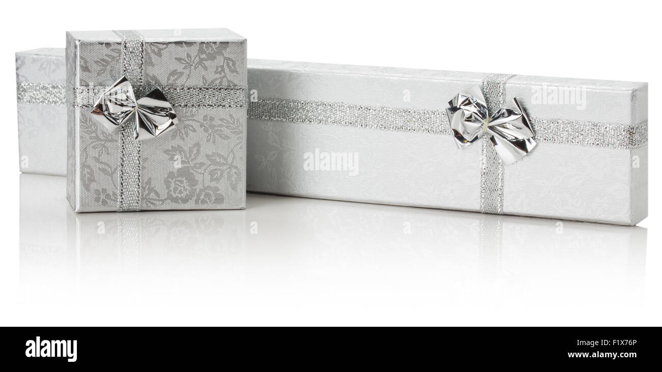 Silber Geschenk-Boxen auf dem weißen Hintergrund isoliert. Stockfoto
