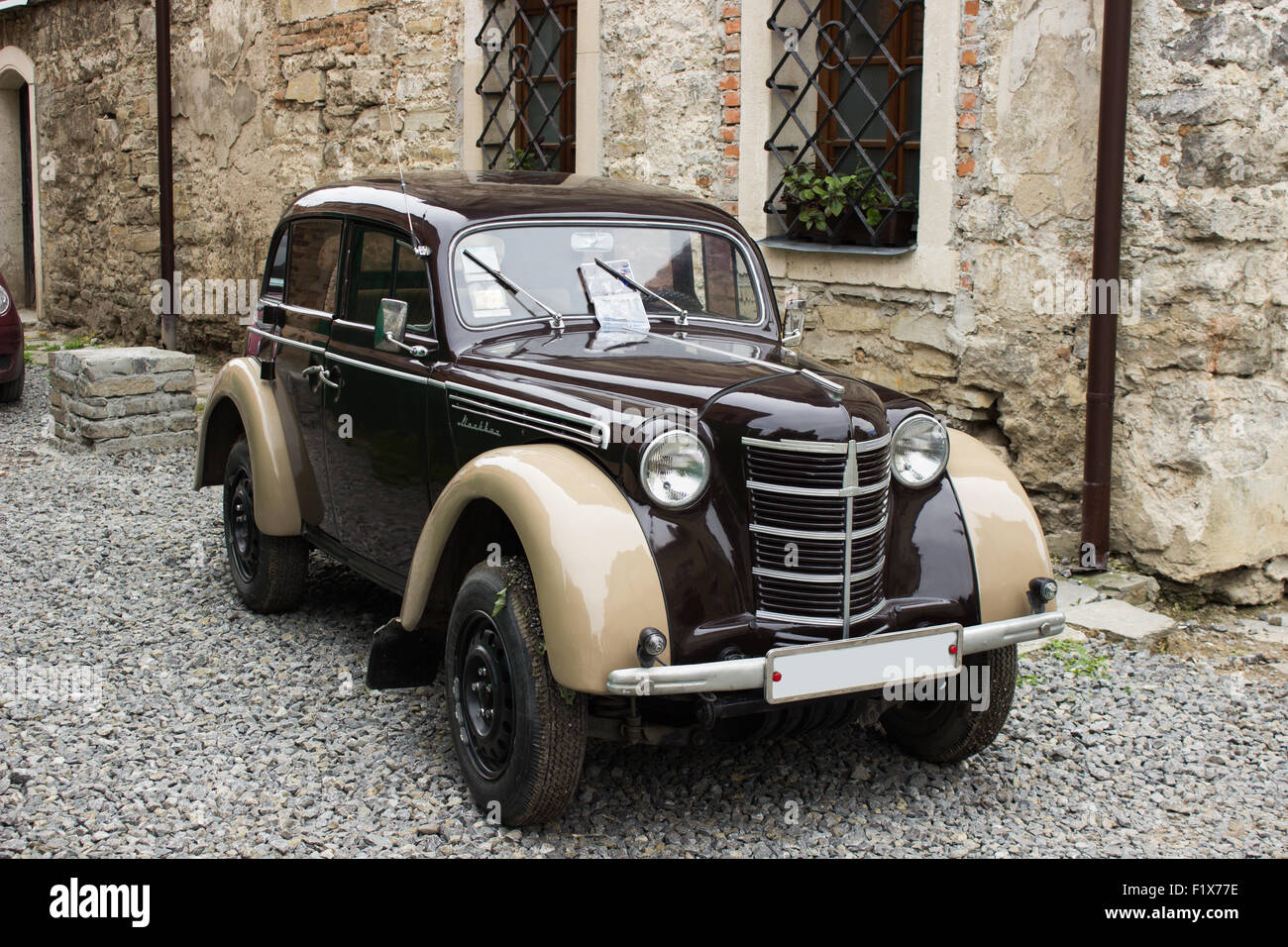 Retro-Auto Moskwitsch auf den Stein Fertiger. Stockfoto
