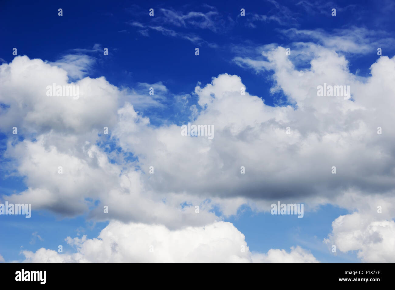 blauer Himmel mit weißen Wolken. Stockfoto