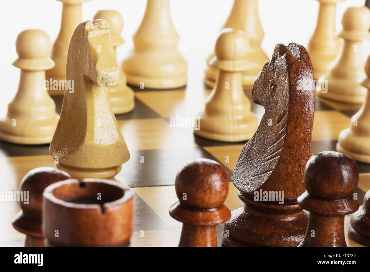 Hölzerne Schach auf dem Schachbrett. Stockfoto