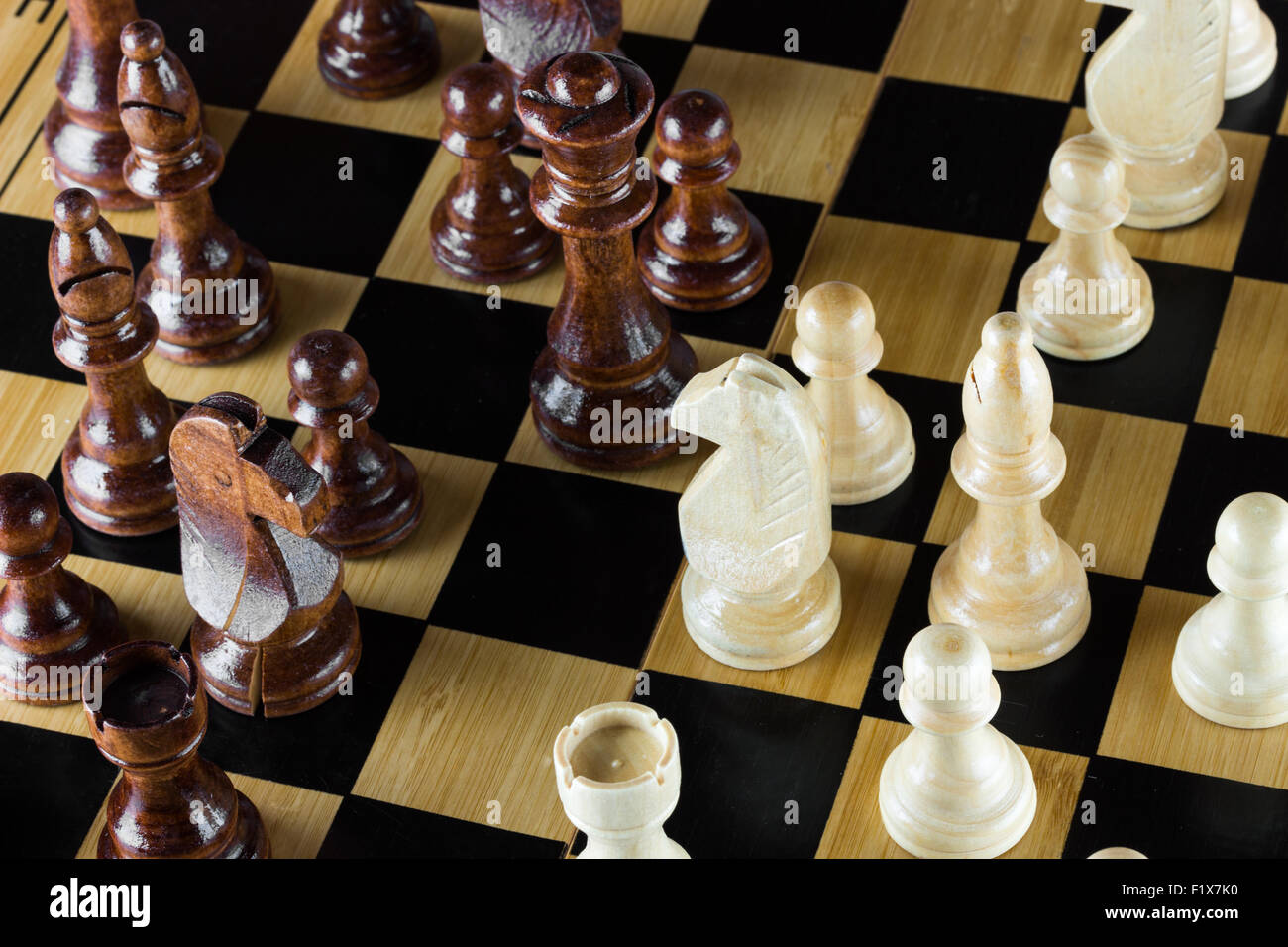 Hölzerne Schach auf dem Schachbrett. Stockfoto
