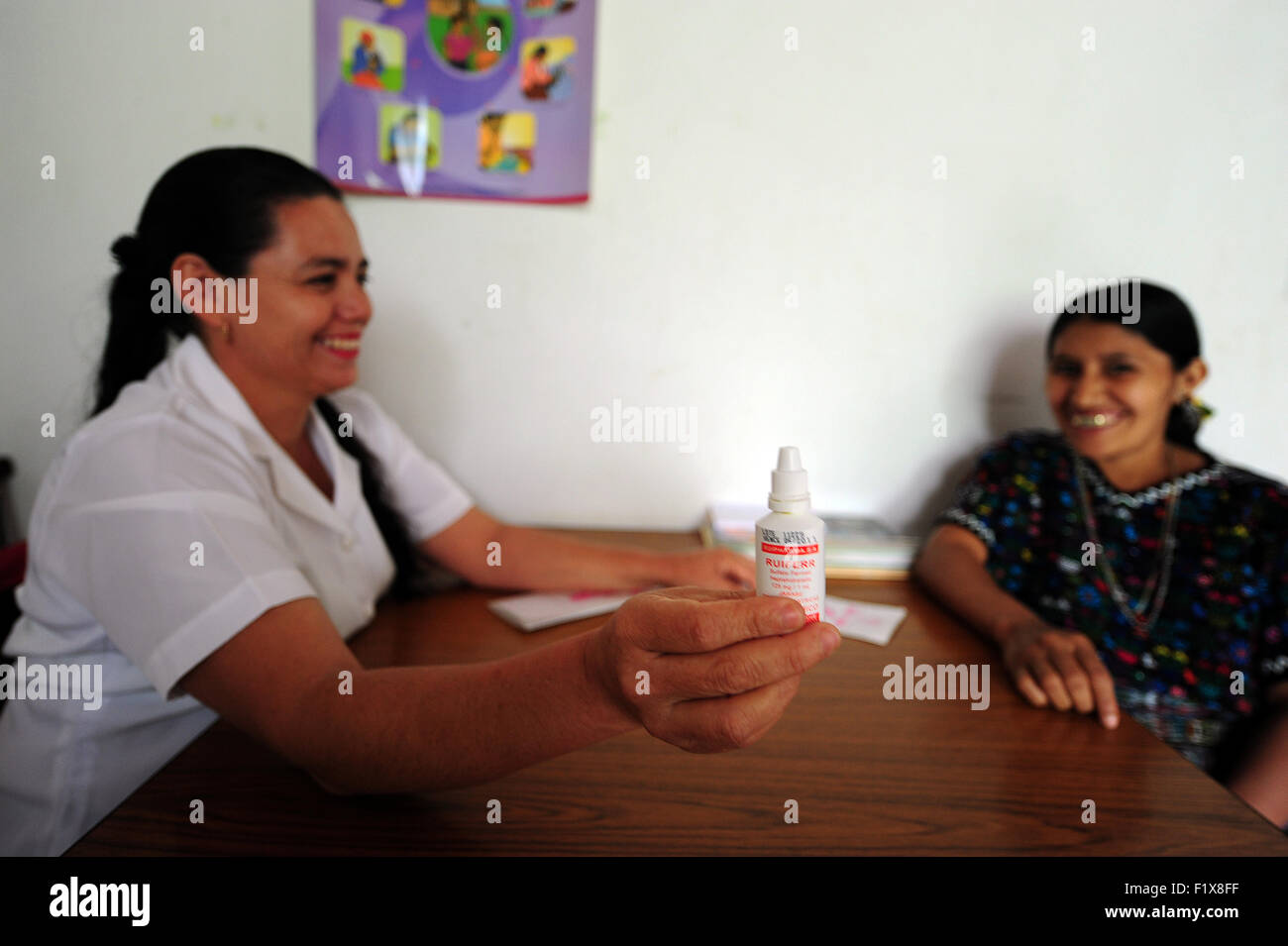 Guatemala, Salama, schwanger indigenen Frau kommt in ein Krankenhaus zur pränatalen Kontrolle (Marta Iboy de Leon 24 Con Fermina Lucrecia Soto 40 aux Enf.) Stockfoto