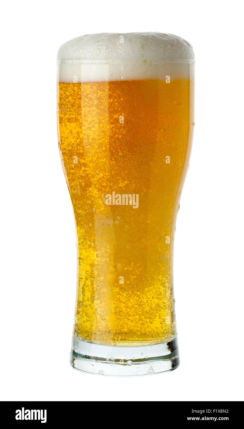 Glas Bier auf dem weißen Hintergrund isoliert. Stockfoto