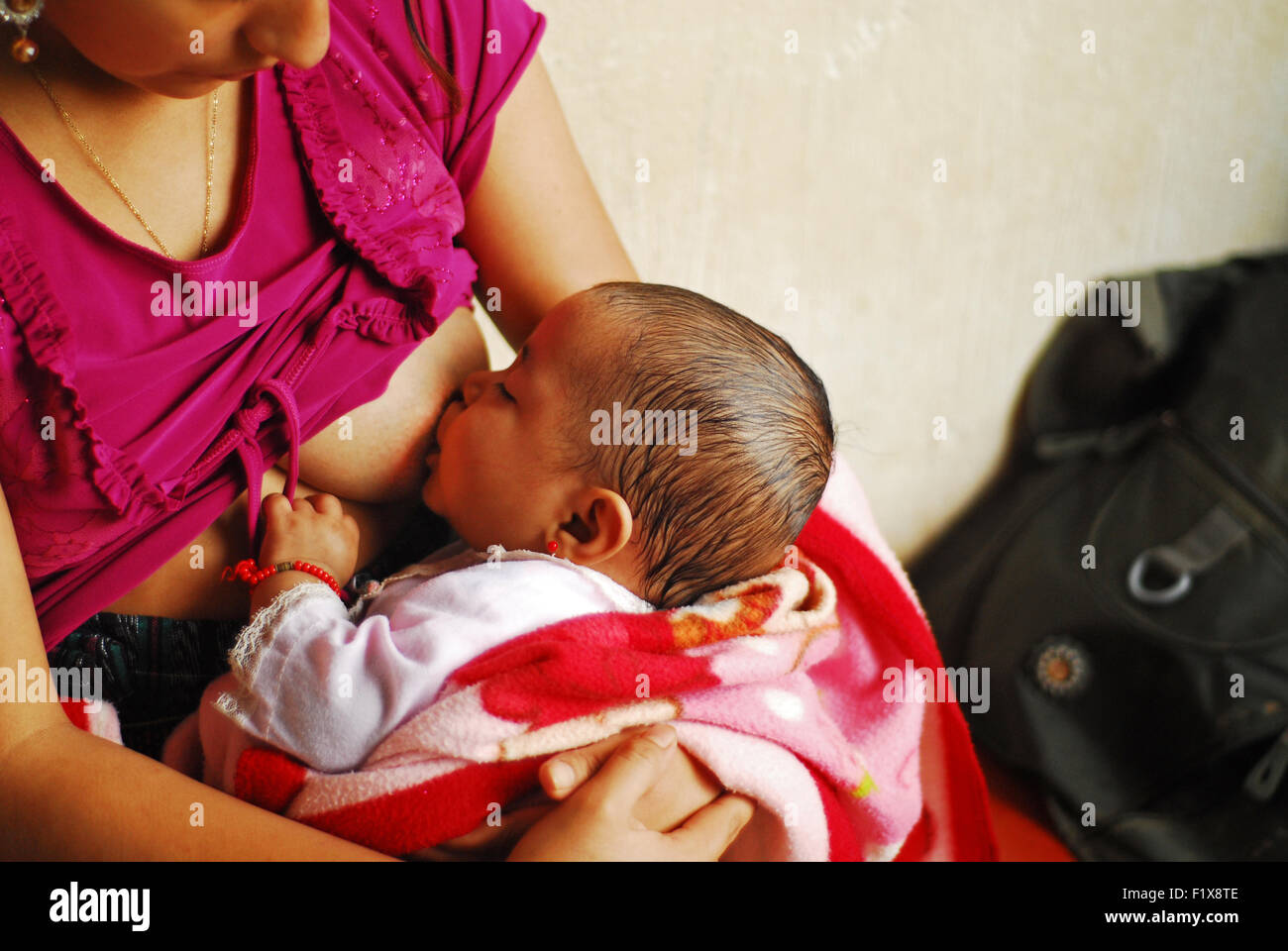 Guatemala, Salama, Mutter stillen Baby (Maria del Rosario Sis Ramirez 17, Marlen Izabel Tista Sis 5 Monate) Stockfoto