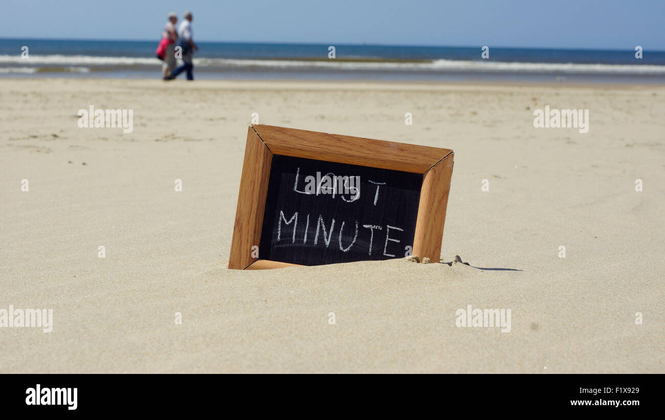 Last-Minute geschrieben auf einer Tafel am Strand Stockfoto