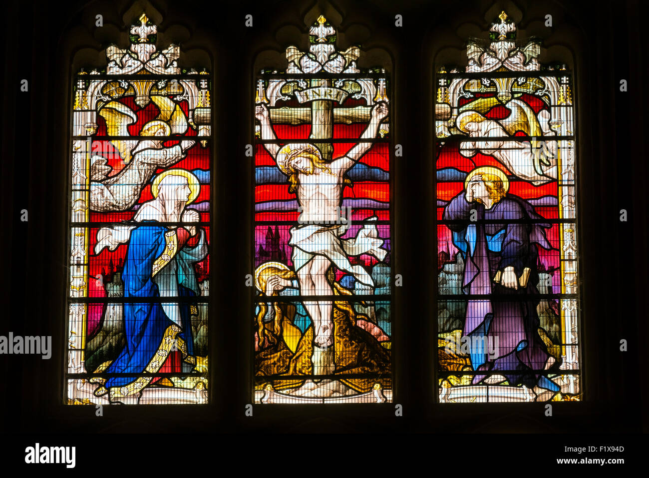 Tewkesbury Abbey Kirche Buntglasfenster. Kreuzigung Jesus Christus UK. Stockfoto