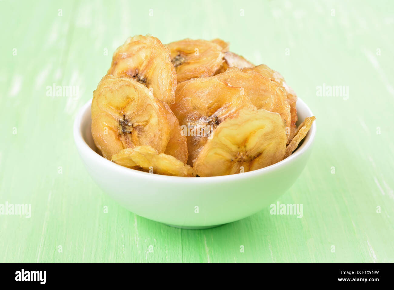 Bananenchips in weißer Schale, Nahaufnahme Stockfoto