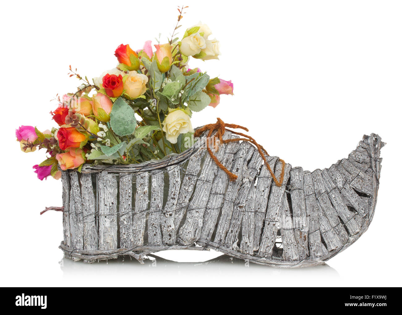 Strauß Blumen in hölzerne Boot auf einem weißen Hintergrund. Stockfoto