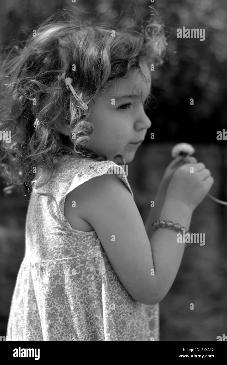 Kleines Mädchen mit Löwenzahn Uhr Stockfoto