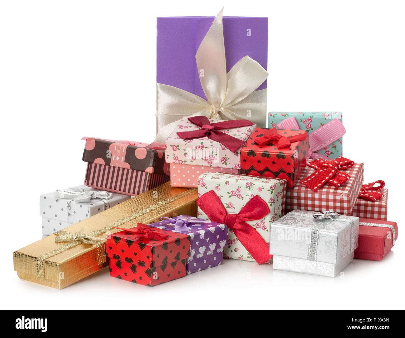 Haufen von Geschenken auf dem weißen Hintergrund. Stockfoto