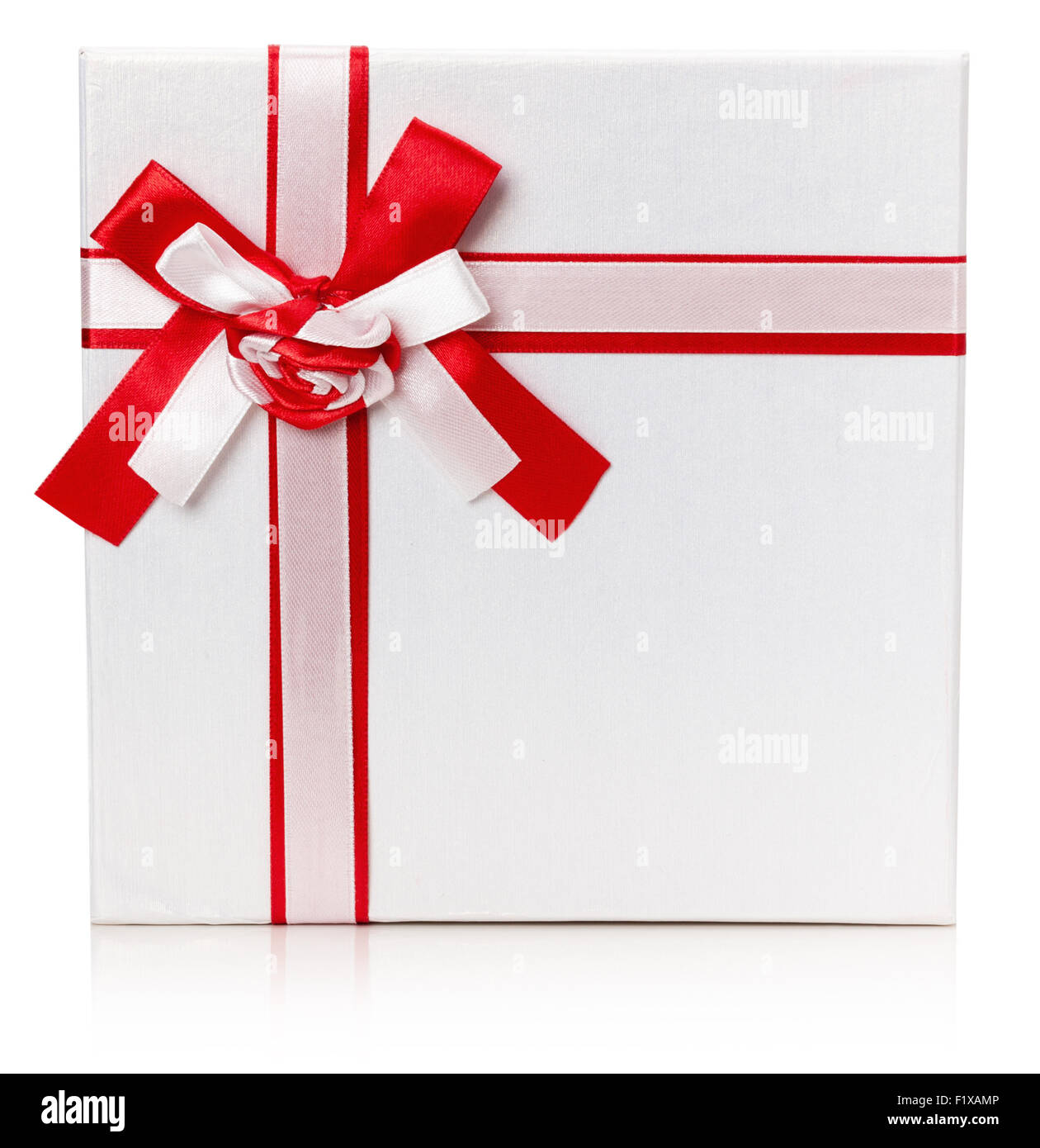 Geschenkbox mit rotem Band und Bogen auf dem weißen Hintergrund isoliert. Stockfoto