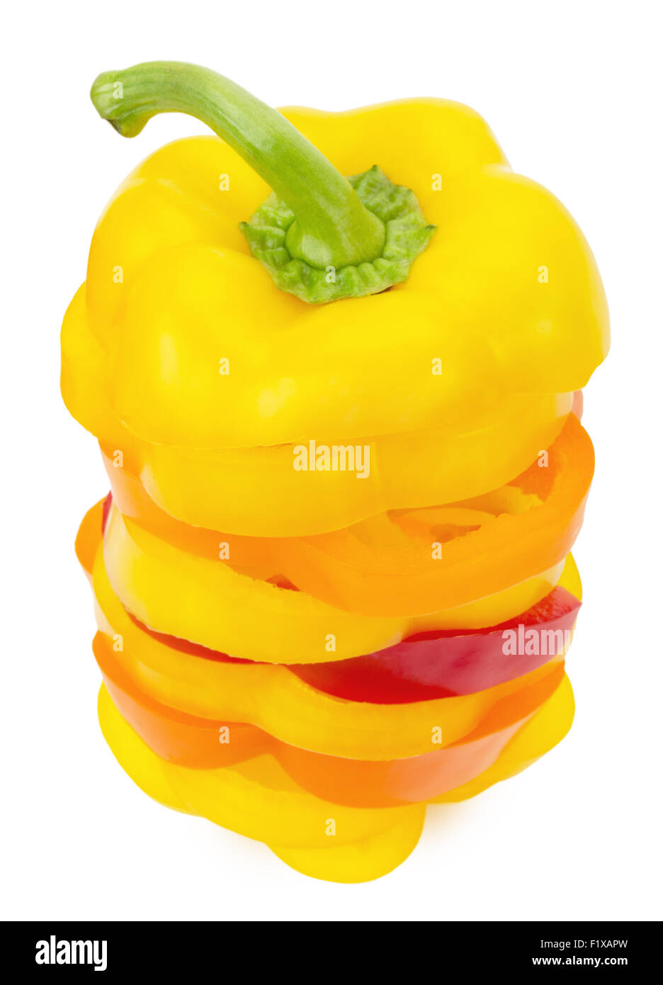 gelbe Paprika Scheiben auf dem weißen Hintergrund isoliert. Stockfoto