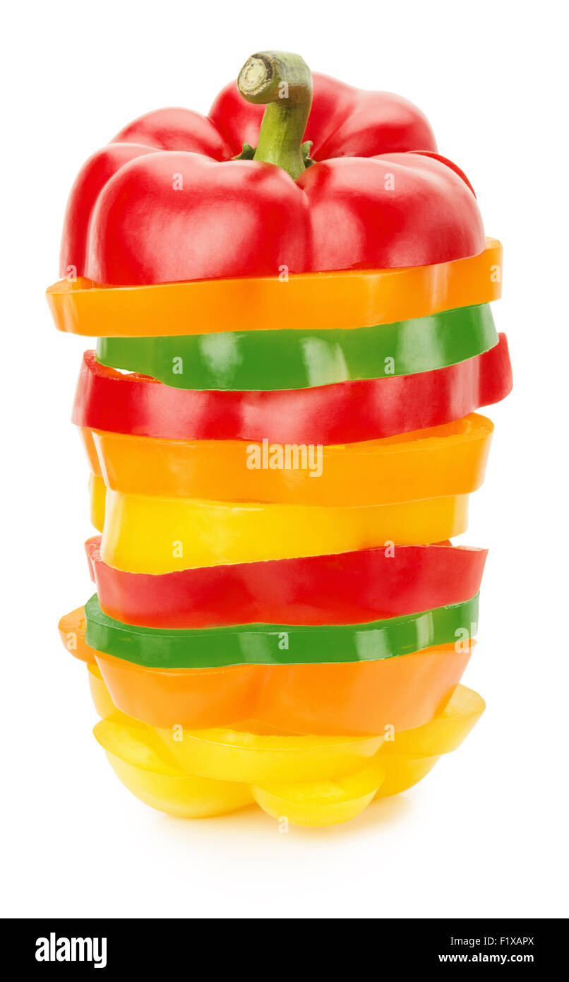 Grün, rot und orange Paprika Scheiben auf dem weißen Hintergrund isoliert. Stockfoto