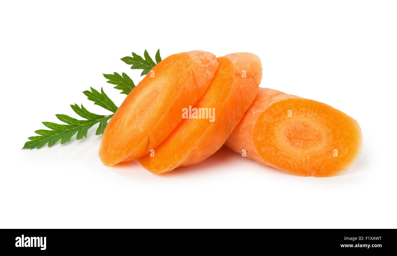 leckere Stück Karotte auf dem weißen Hintergrund. Stockfoto
