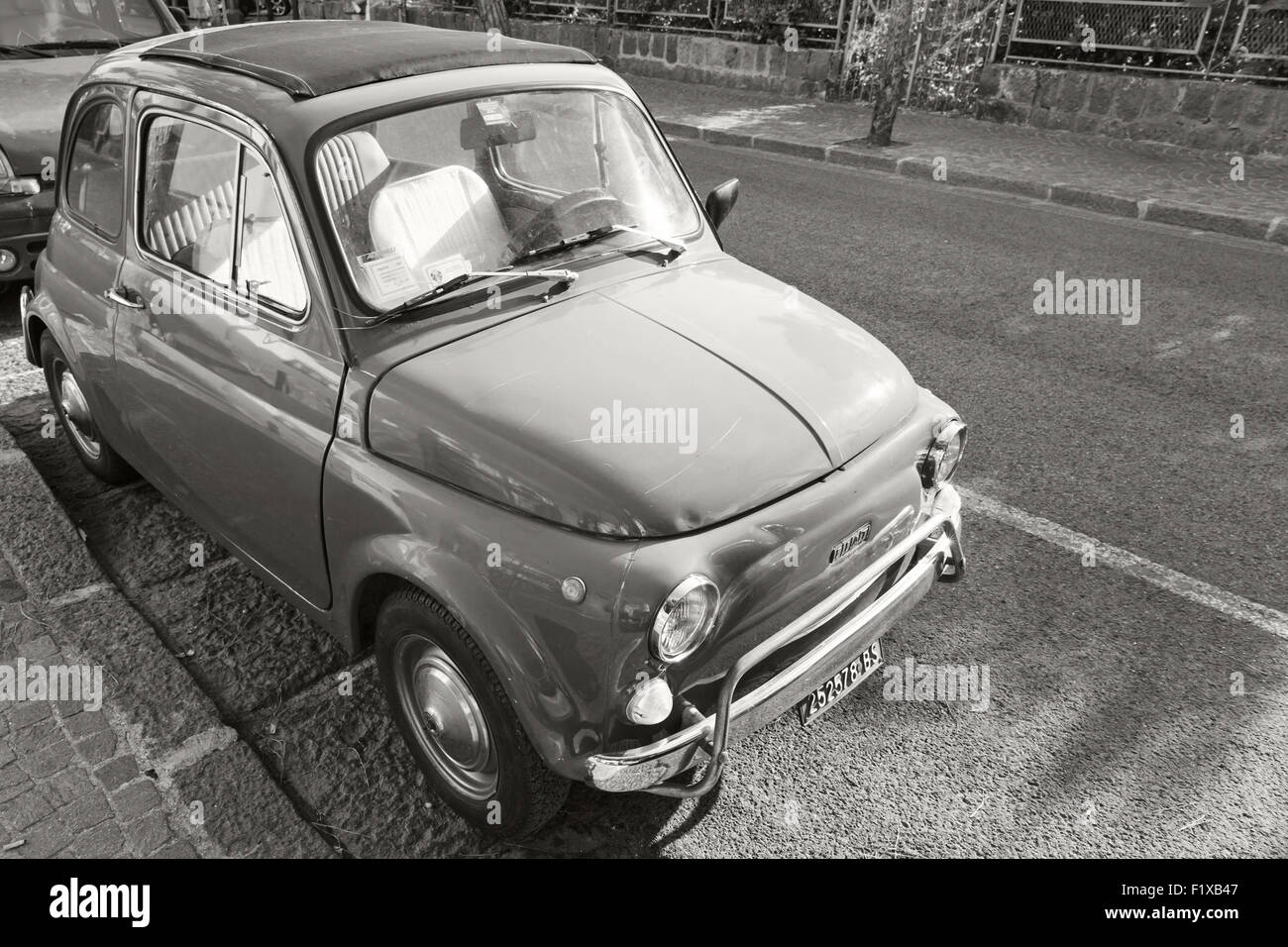 Ischia, Italien - 15. August 2015: Steht die alten Fiat 500 Stadtauto auf urbanen Strassenrand geparkten Stockfoto