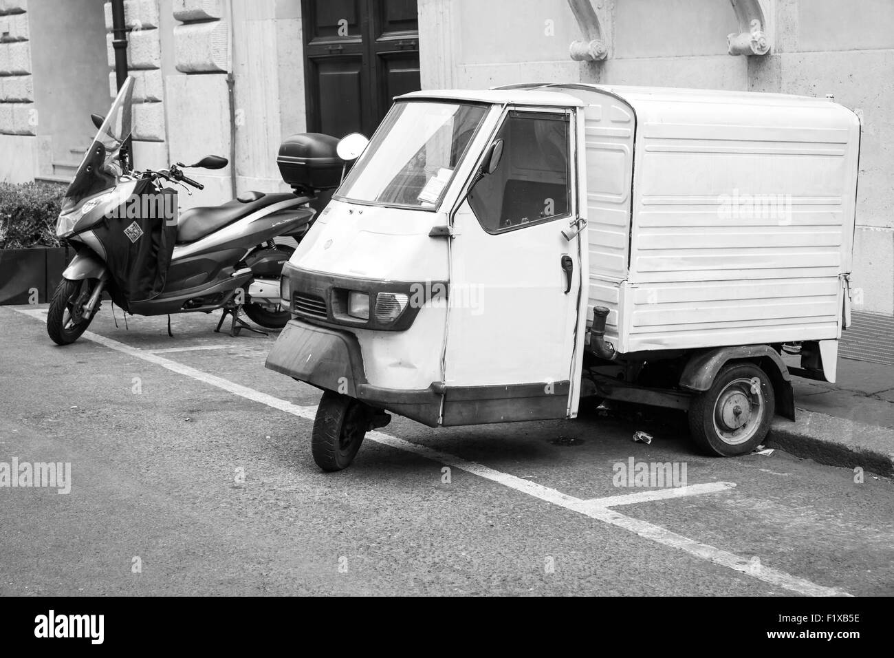 Rom, Italien - 7. August 2015: White Piaggio APE 50 Van steht auf einer Straße in Rom mit Vorhängeschloss an der Tür geparkten Stockfoto
