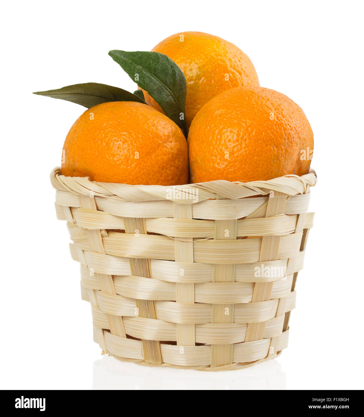 Mandarinen im Korb auf einem weißen Hintergrund. Stockfoto