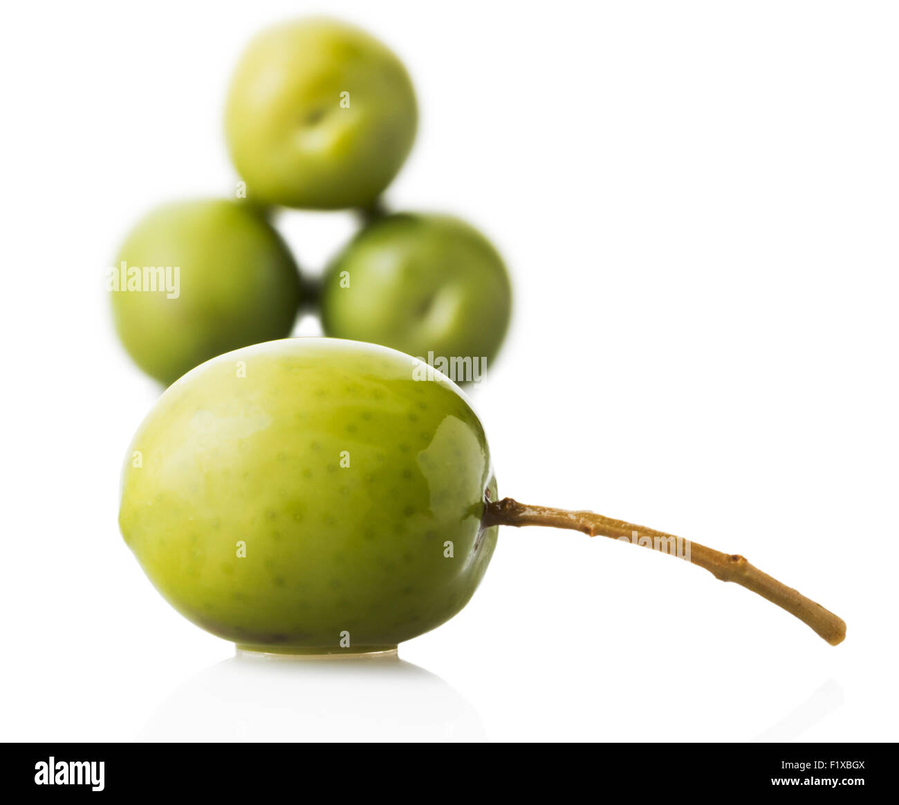 Grüne Olive isoliert. Stockfoto