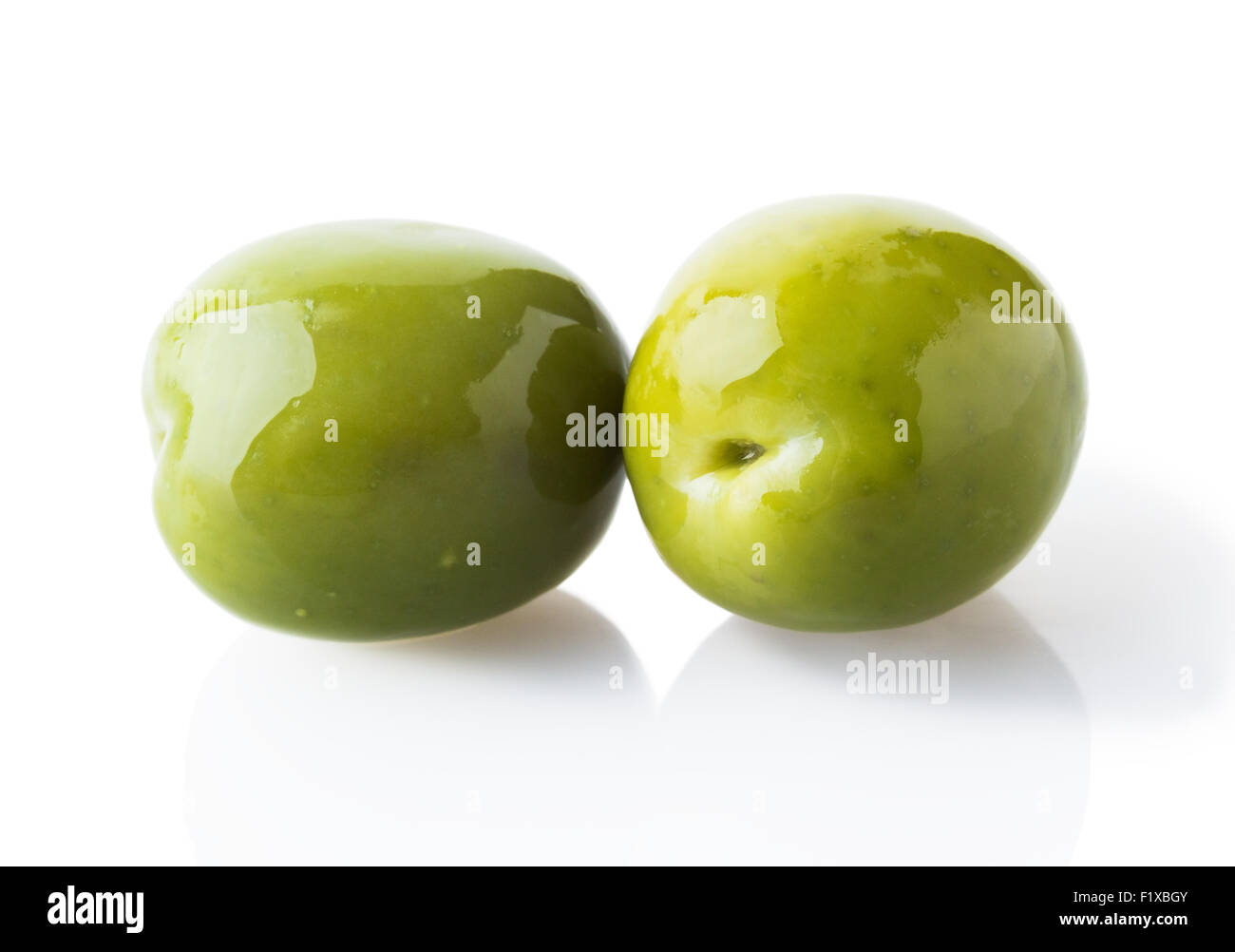 Grüne Olive isoliert. Stockfoto