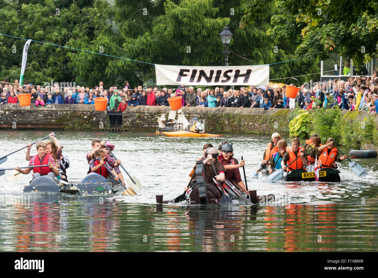 Die jährliche Graben Boat Race, am August Bank Holiday Wochenende, The Bishops Palace Graben, Wells, Somerset England UK Stockfoto