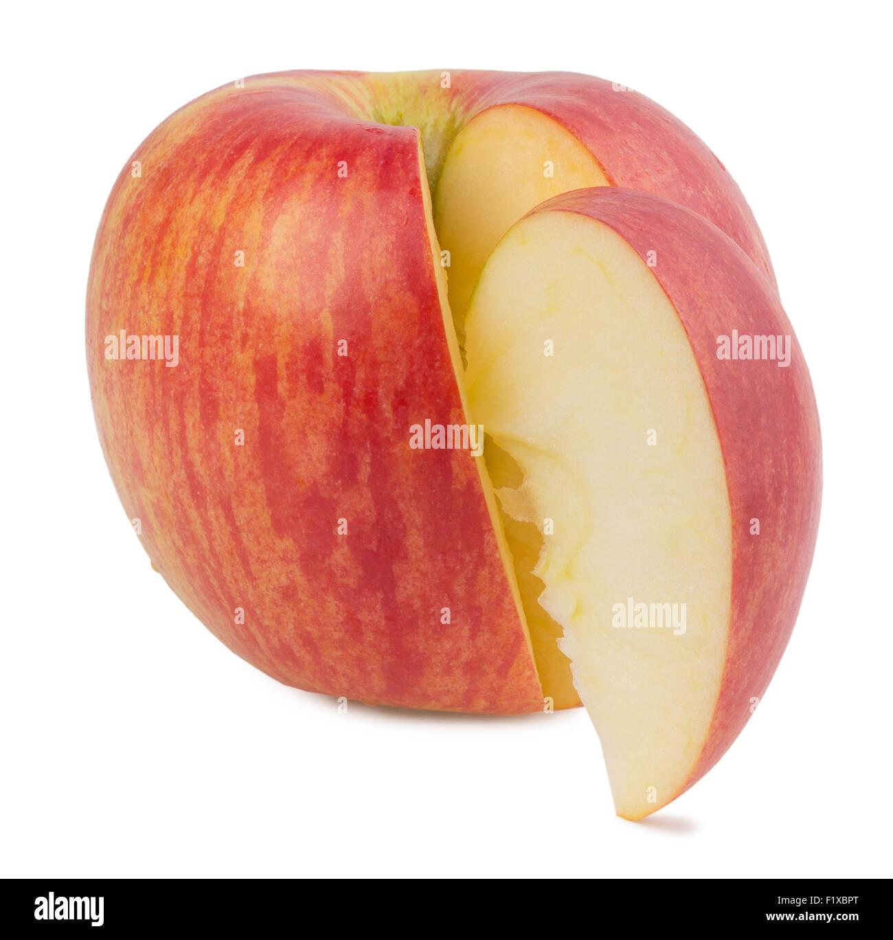 roter Apfel mit Teilen auf weißem Hintergrund Stockfoto