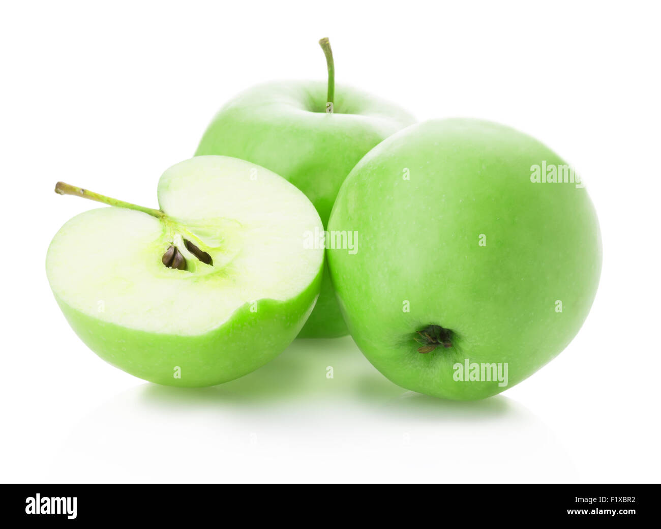 grüne Äpfel und Apfelscheiben auf weißem Hintergrund Stockfoto