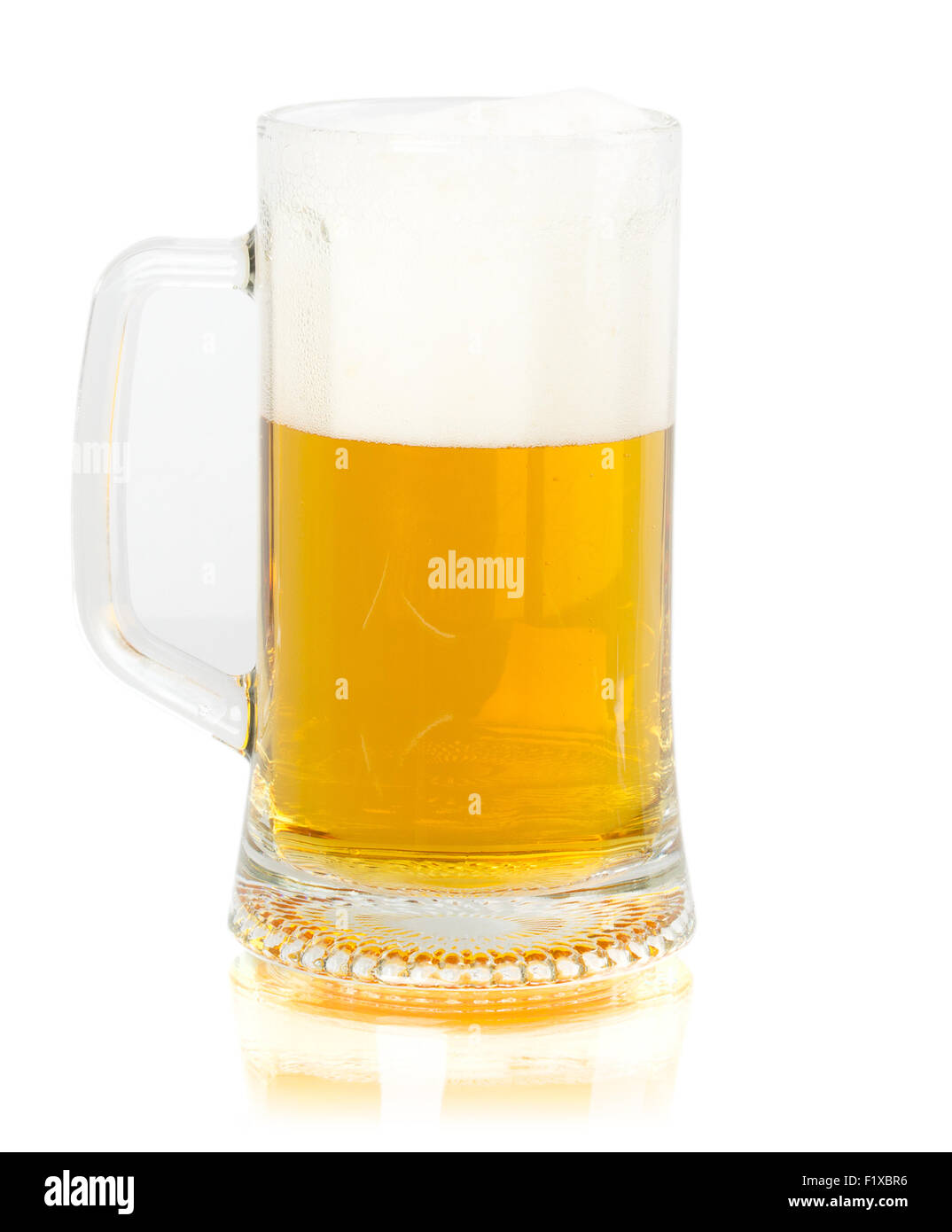 Becher frisches Bier isoliert auf weißem Hintergrund. Stockfoto