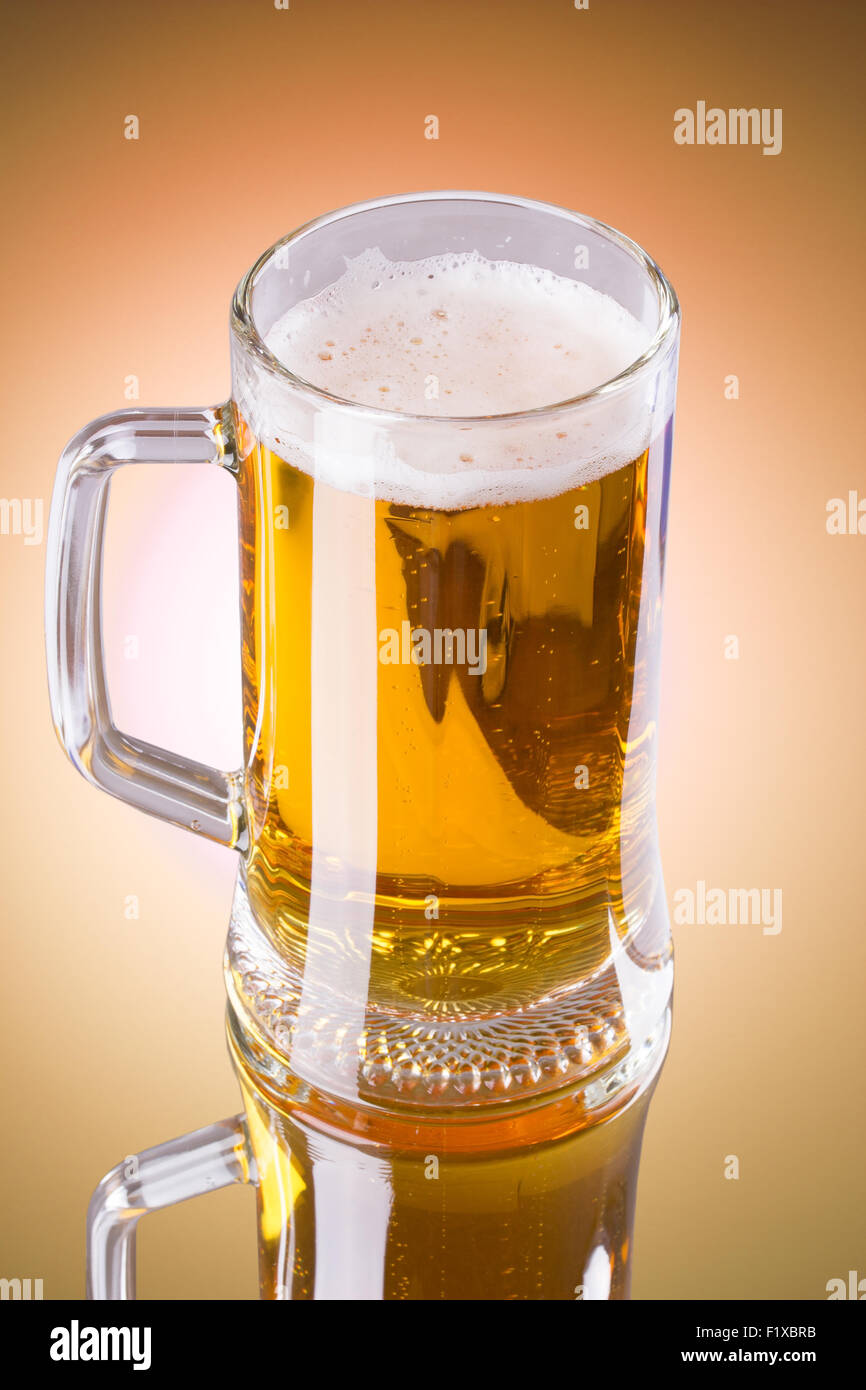 Becher frisches Bier isoliert auf weißem Hintergrund. Stockfoto
