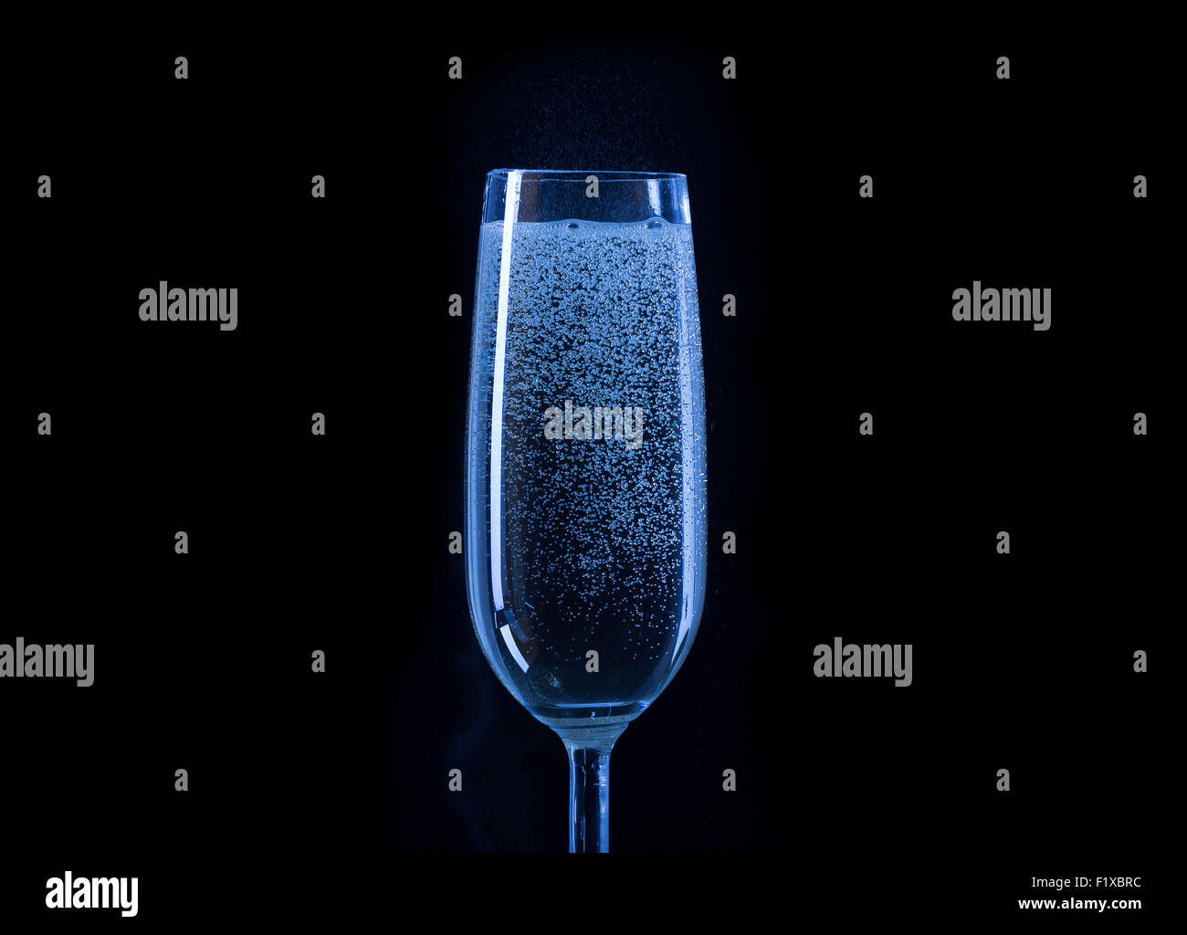 blaues Glas Champagner auf schwarzem Hintergrund. Stockfoto